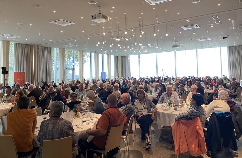 Viele Gäste sitzen im Saal